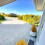 Modern Spacious Family Retreat Garden *
