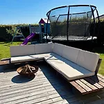 Modern Spacious Family Retreat Garden *